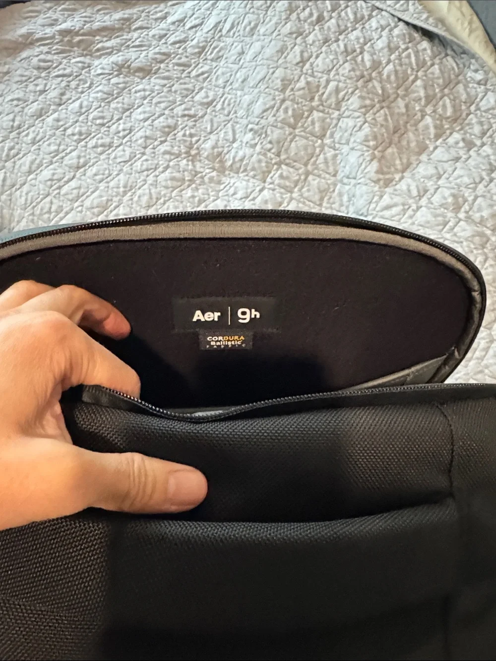 Aer minimalist black